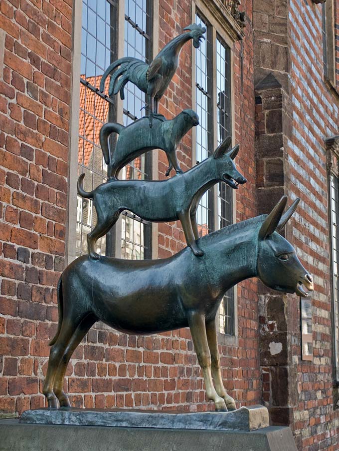 Seitenansicht der Bronzestatue der Bremer Stadtmusikanten von 1953 am Bremer Rathaus.